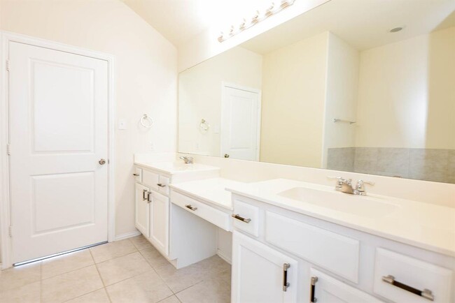 Building Photo - 16035 Dehay Ln