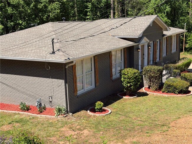 Building Photo - 3336 Camelot Dr NE