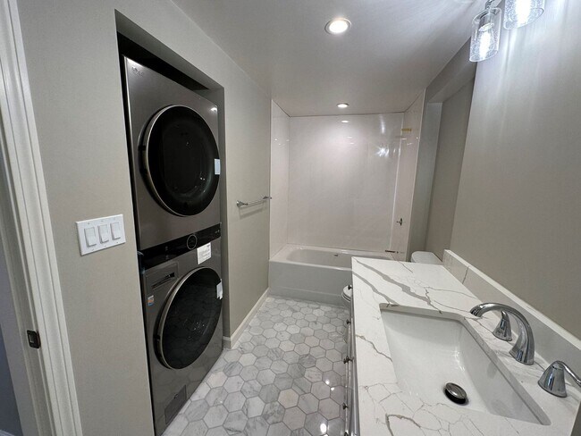 Building Photo - Water Views! On the Beach - In unit Free L...
