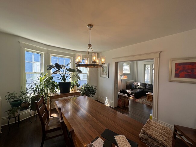 Building Photo - Spacious 3-Bedroom with Luxury Upgrades!!