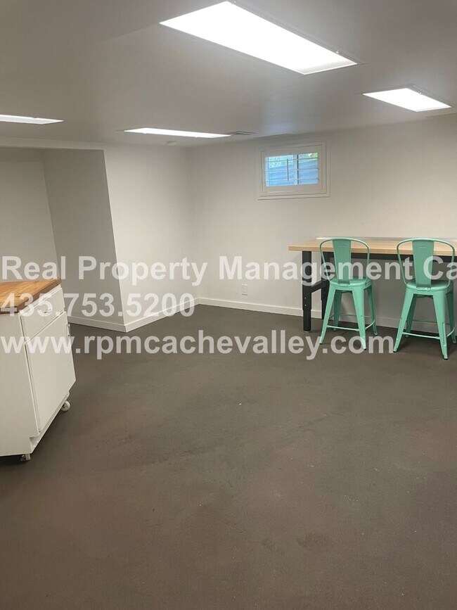 Building Photo - 495 E 900 N