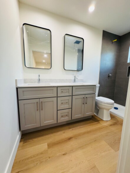 Building Photo - 5037 Kenmore Dr