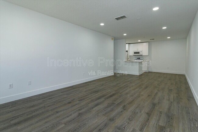 Building Photo - 4352 S Kirkman Rd