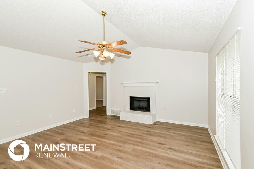 Building Photo - 10676 Oak Cir N