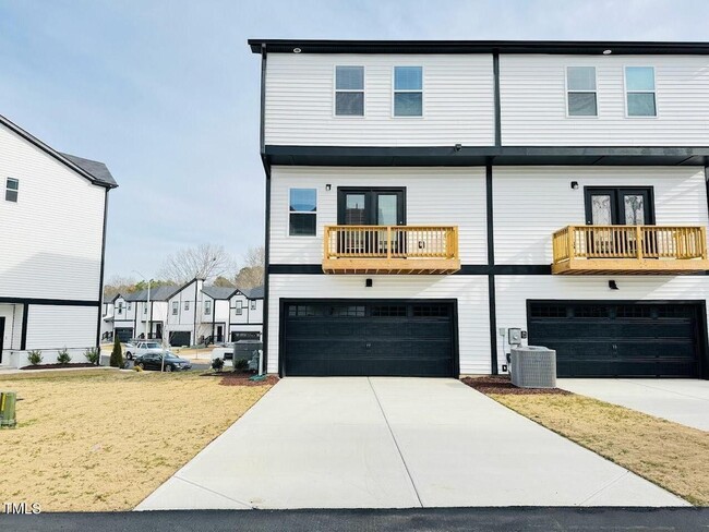 Building Photo - 4 Bedroom End Unit Townhome for Rent