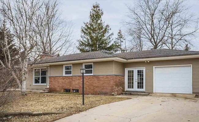 Building Photo - 2285 E Carriage Hill Dr