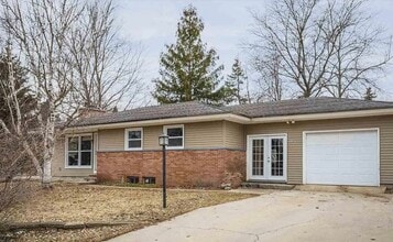 Building Photo - 2285 E Carriage Hill Dr