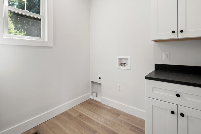 Building Photo - Modern Two-Story Home in West Asheville!