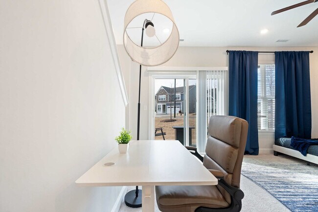 Building Photo - 1010 Falling Rock Pl