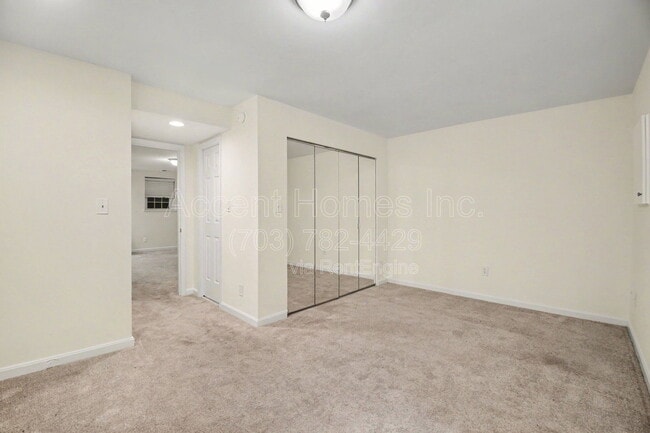 Building Photo - 449 Old Town Ct