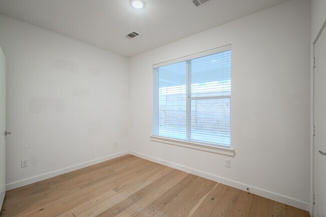 Building Photo - Stunning Newer Townhomes in Lakewood — Walk to Whole Foods, Trader Joe's & Lower Greenville