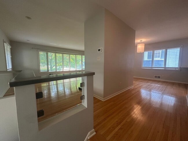 Building Photo - Luxury Living on Summit Ave! – Spacious 3B...
