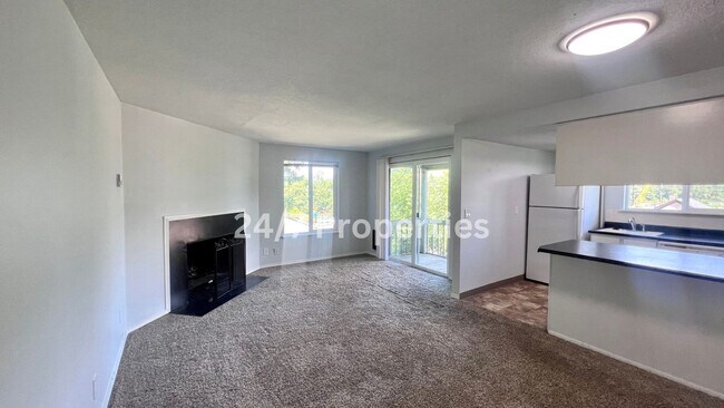 Building Photo - Upper Level 2 BD | 1 BA Apartment w/ Willamette River View - Oregon City