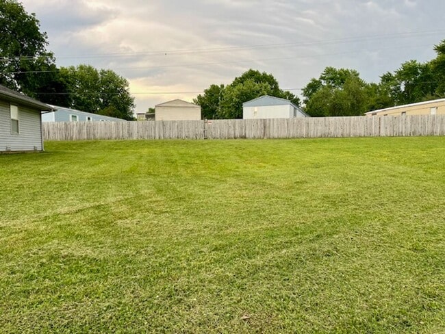 Building Photo - Great Nixa Location with Large Yard