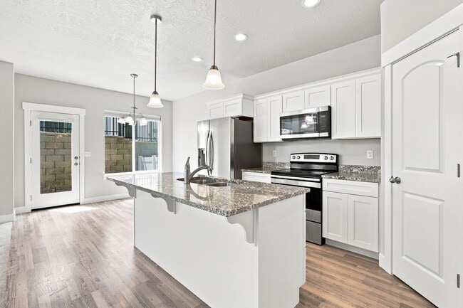 Building Photo - Great 3 Bed 3.5 Bath Townhome in Bluffdale!!