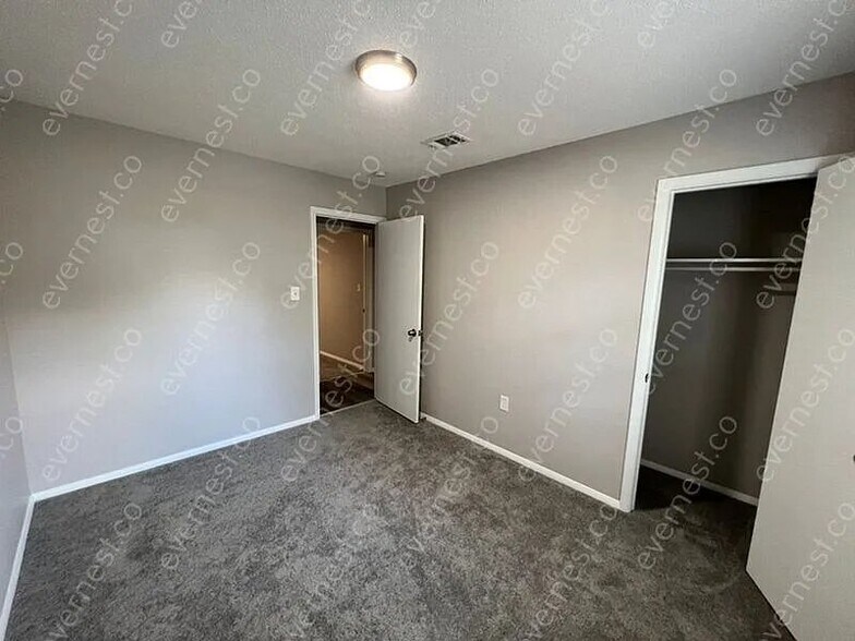 Building Photo - 5500 Parker St