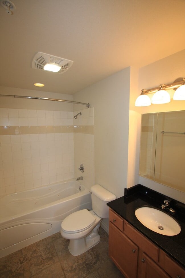 Building Photo - Top Floor 2 Bedroom Condo!