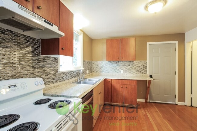 Building Photo - Spacious and Stylish 3 Bedroom in Prime Location