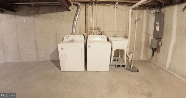 Building Photo - 6912 Myersview Dr