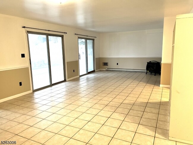 Building Photo - 416 Lake Shore N