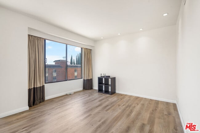 Building Photo - 4460 Wilshire Blvd