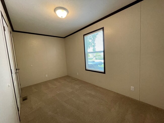 Building Photo - 104 Sheppard Ave