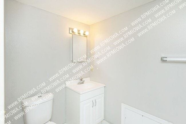 Building Photo - 312 NE Trilein Dr