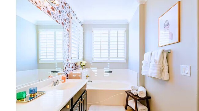 MASTER SUITE FULL BATHROOM - 3112 S Lois Ln