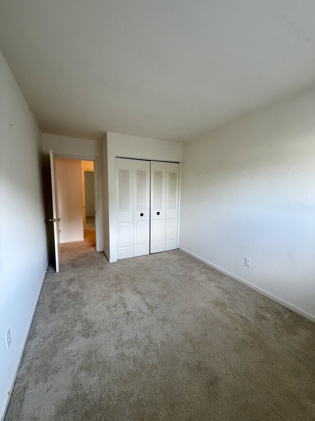 Building Photo - 305 W Cadbury Dr