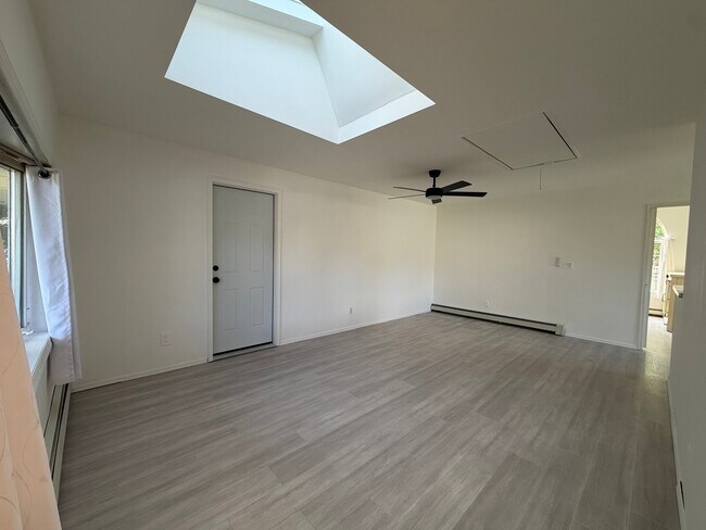 Building Photo - 418 er