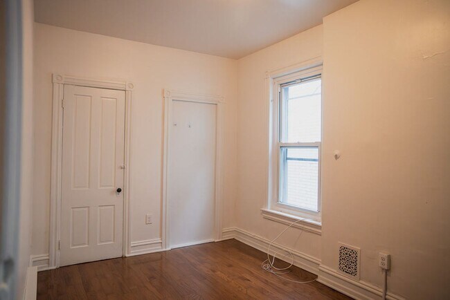 Building Photo - 622 W Chew St