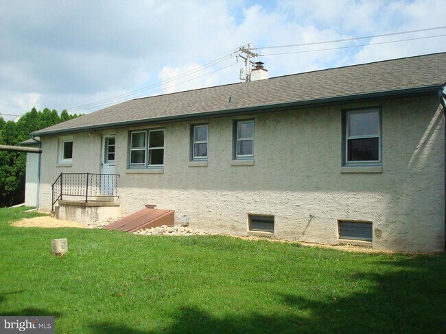 Building Photo - 1158 Horseshoe Pike