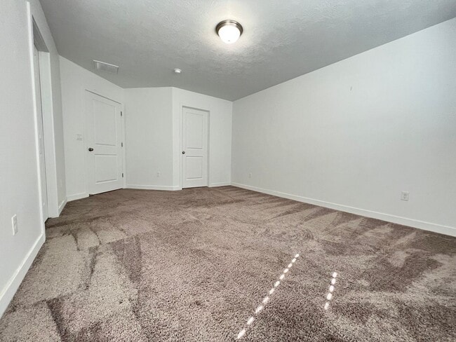 Building Photo - 3 Bedroom/2 Bathroom Townhome In Bluffdale