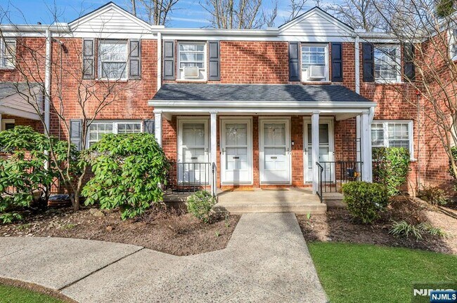 Building Photo - 190 Knickerbocker Rd