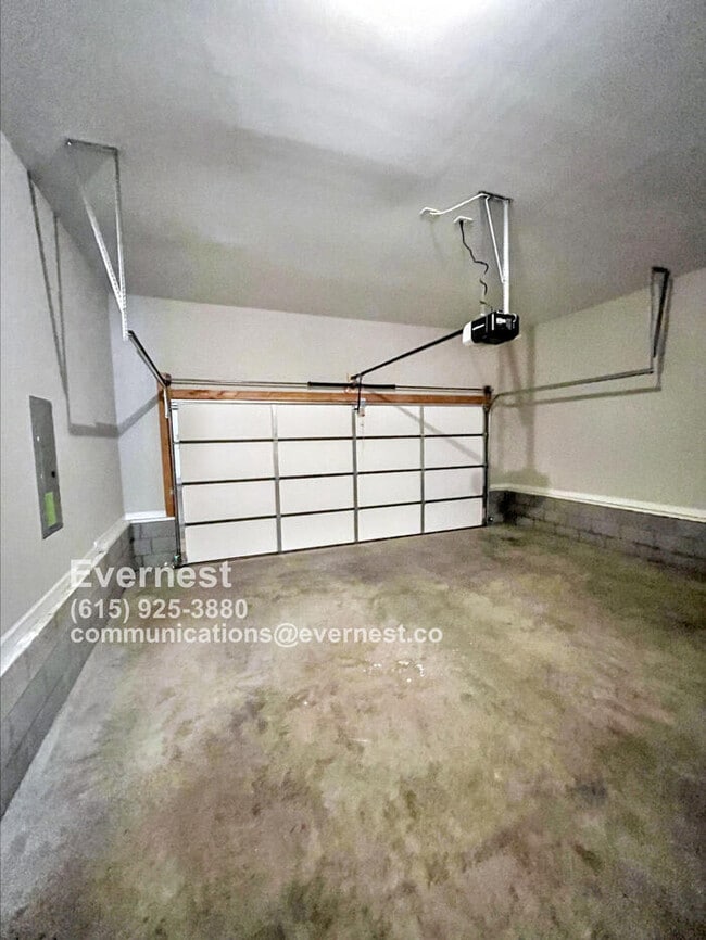 Building Photo - Spacious 4-Bedroom Home with Modern Comfor...