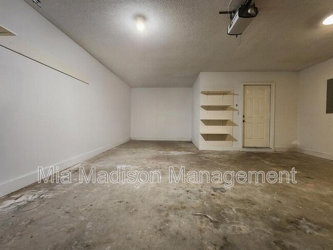 Building Photo - 21 Cobblestone Ct