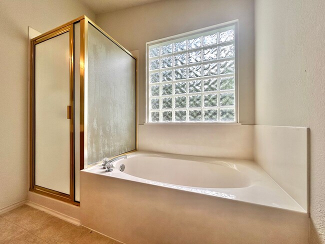 Building Photo - Charming 3/BR 2/BA One-Level Home with Fen...