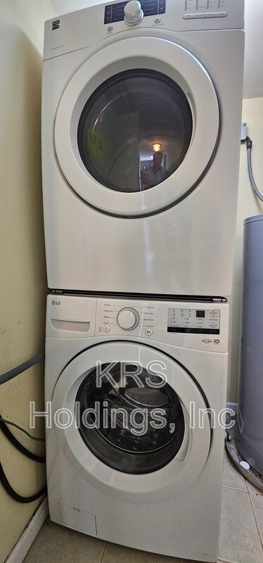 Building Photo - 927 Little Bay Ave