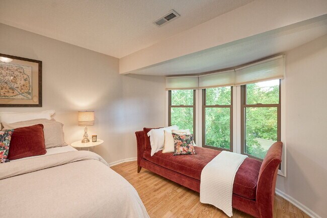 Building Photo - "Charming 3-Bed Townhouse with Scenic View...