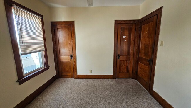 Building Photo - Newley remodeled 3 Bedroom House - COMING SOON! - No Metro