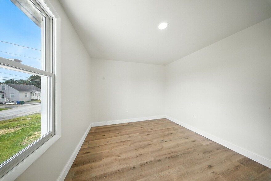 Building Photo - 155 Montgomery St