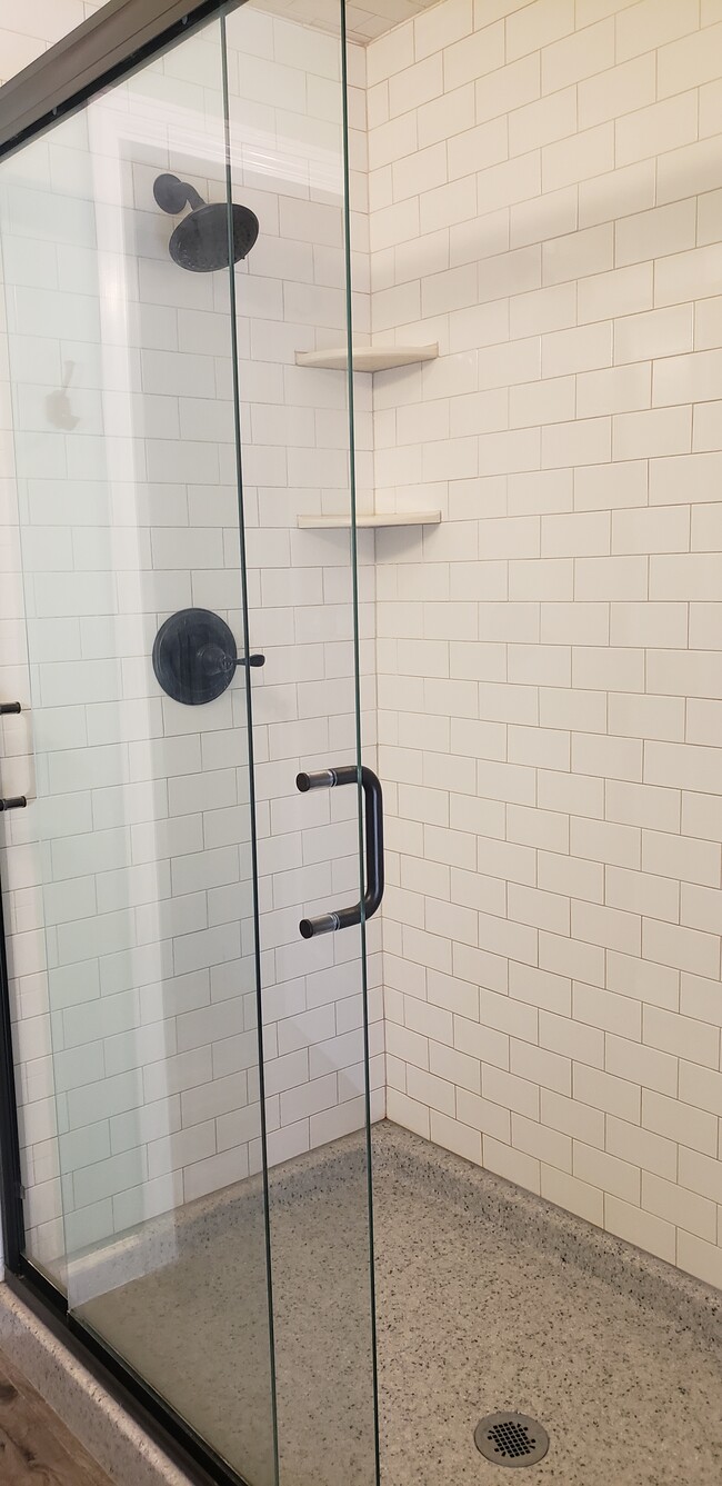 Walk-in Shower - 901 Country Club Ave