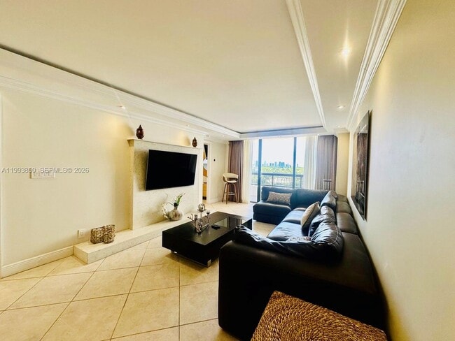 Building Photo - 2555 Collins Ave