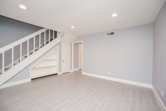 Building Photo - 2515 Oak Hill Dr