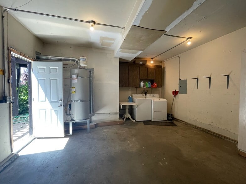 garage - 162 Aynes Ct