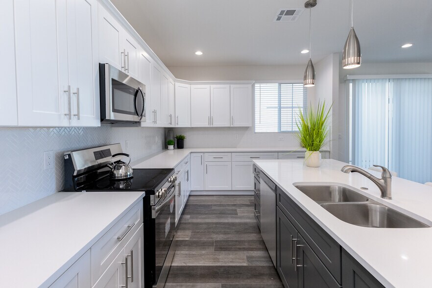 Building Photo - 499 S Soho Ln