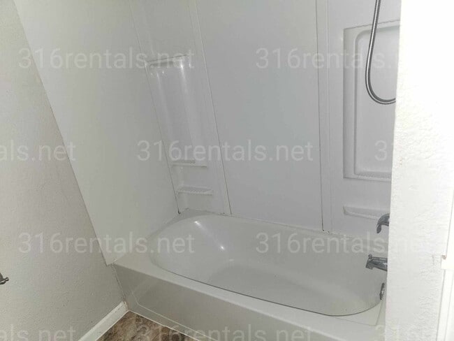 Building Photo - $1095 - 3 bedroom / 1 bathroom - Single Fa...