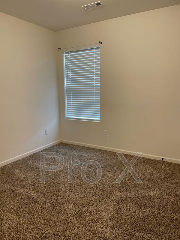 Building Photo - 731 N Oak St