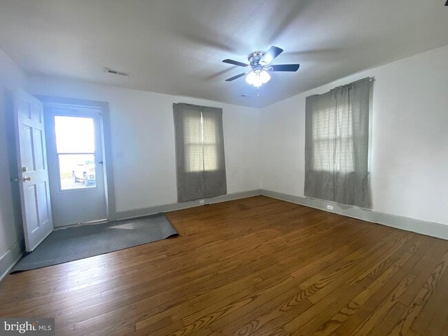 Building Photo - 1601 N Seminole Trail