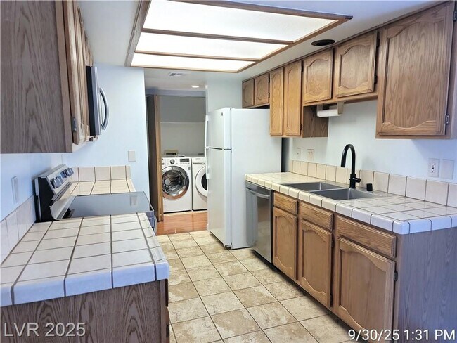 Building Photo - Inviting 2-Bedroom Condo with Pool, Spa & ...